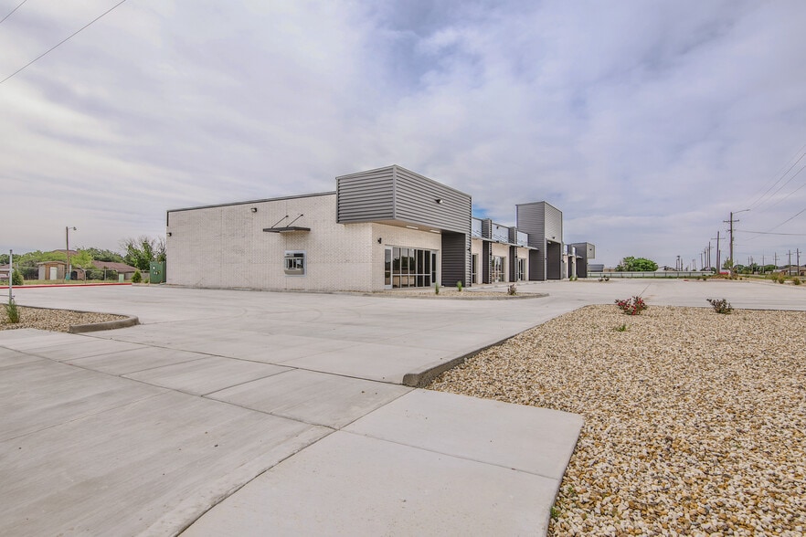 10617 University Ave, Lubbock, TX for lease - Building Photo - Image 2 of 12