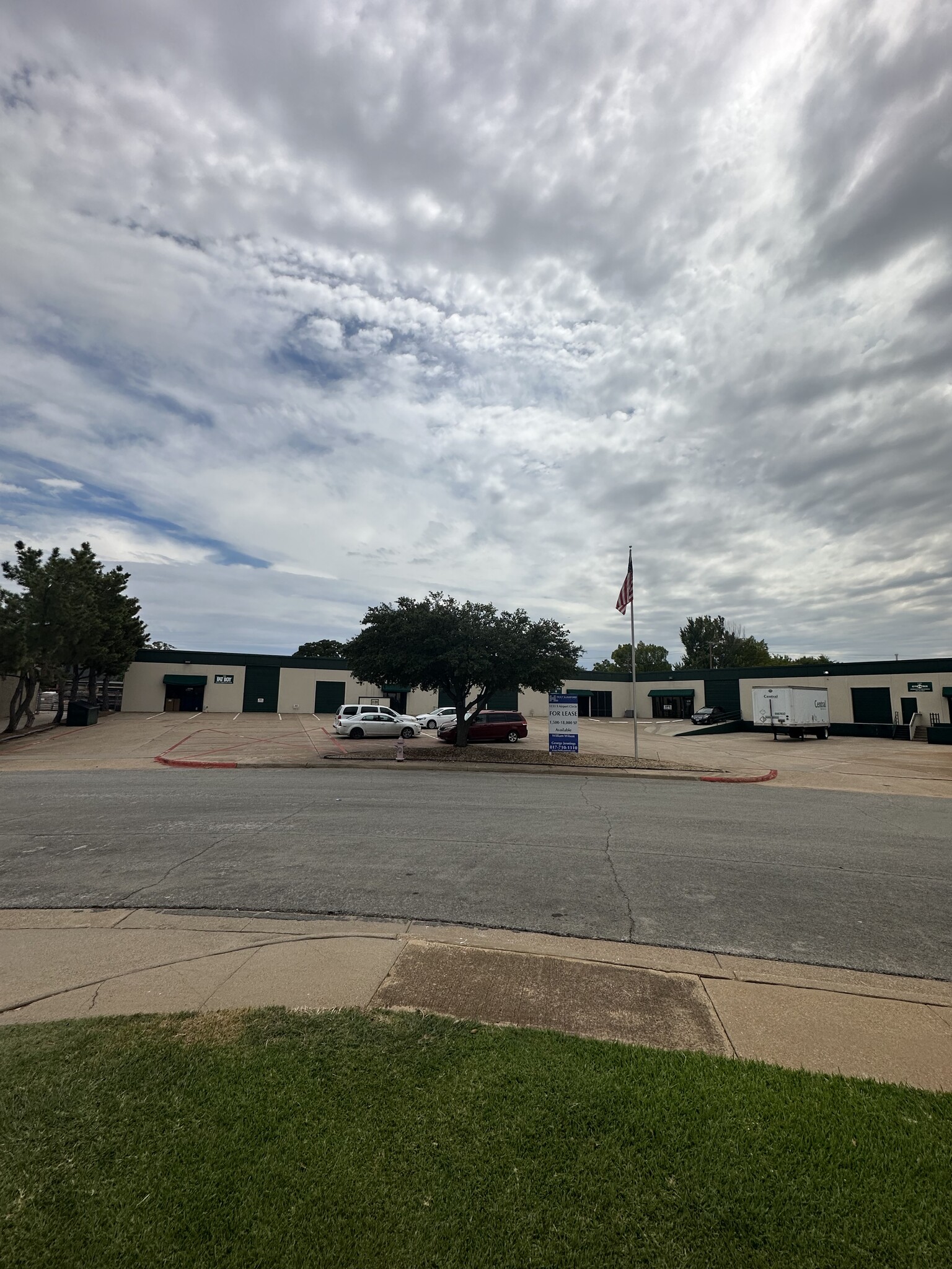 1131 S Airport Cir, Euless, TX for lease Building Photo- Image 1 of 4