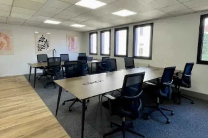 Office in Lyon for lease - Building Photo - Image 3 of 4