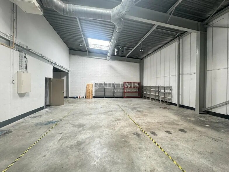 Flex in Villetaneuse for lease - Interior Photo - Image 2 of 8