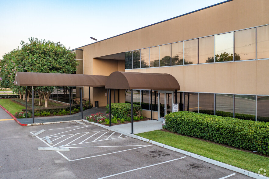 450 N Sam Houston Pky E, Houston, TX for lease - Building Photo - Image 3 of 9