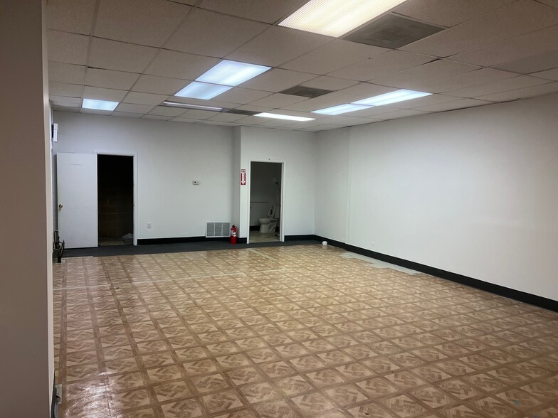 21-37 W Irving Park Rd, Roselle, IL for lease - Interior Photo - Image 3 of 12