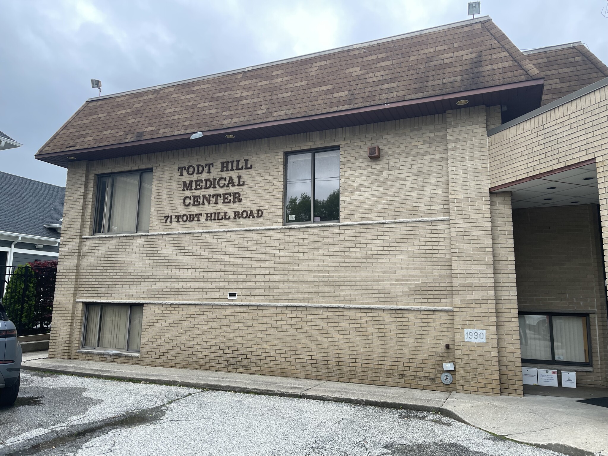 71 Todt Hill Rd, Staten Island, NY for lease Building Photo- Image 1 of 14