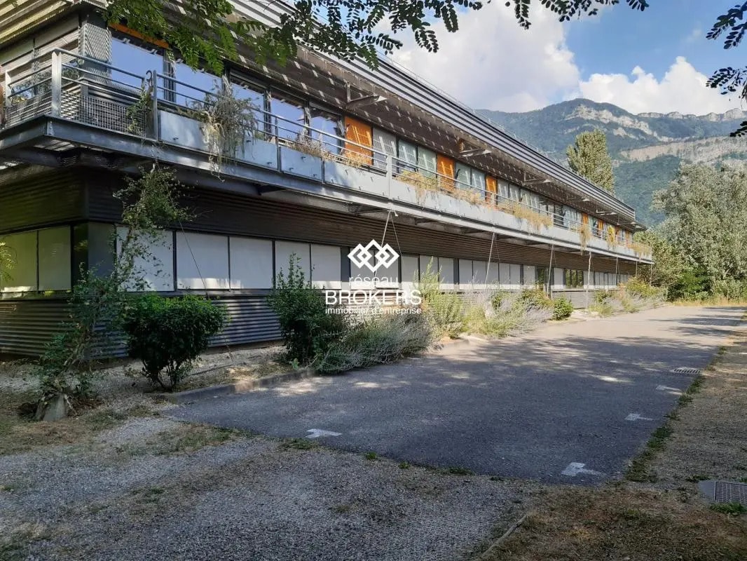 Office in Méry for lease Building Photo- Image 1 of 8