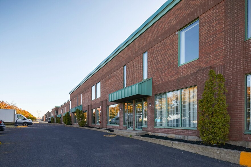 874-896 Rue Jean-Neveu, Longueuil, QC for lease - Building Photo - Image 3 of 16