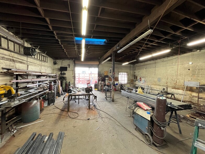 1345 W Gaylord St, Long Beach, CA for sale - Interior Photo - Image 2 of 6