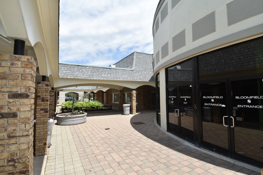 836 Park Ave, Bloomfield, CT for lease - Building Photo - Image 3 of 15