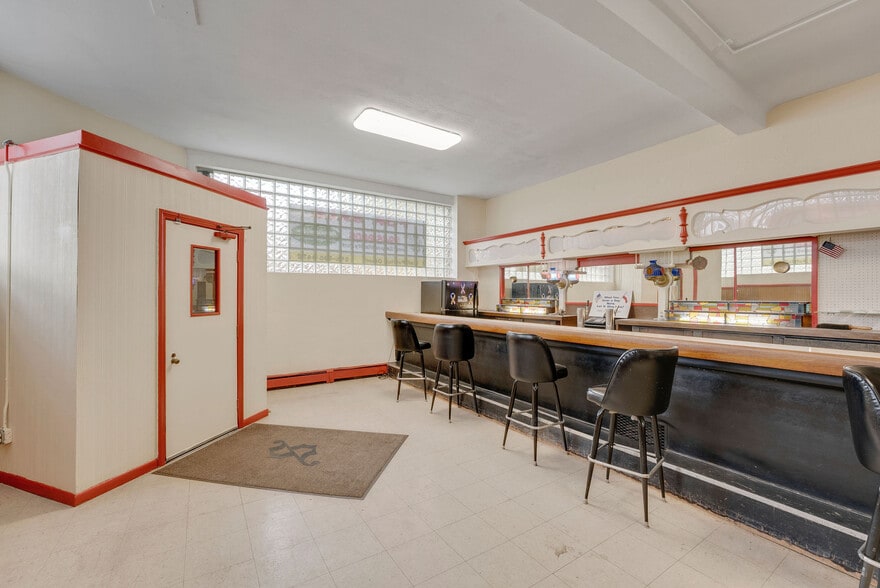 1041 Starkweather Ave, Cleveland, OH for sale - Interior Photo - Image 3 of 6