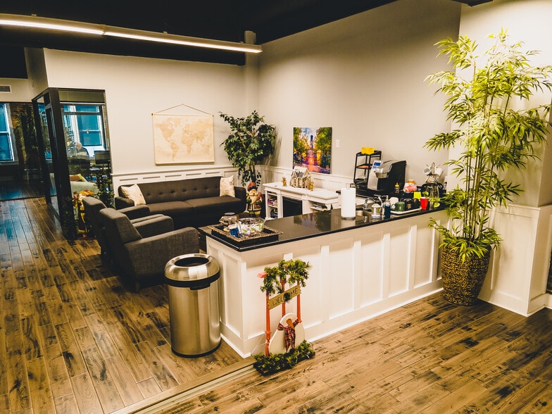 208 Hay St, Fayetteville, NC for lease - Interior Photo - Image 2 of 8