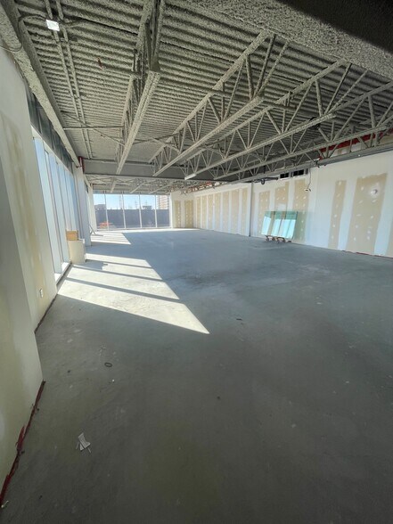 5965-5995 Boul Des Grandes-Prairies, Saint-leonard, QC for lease - Building Photo - Image 3 of 9