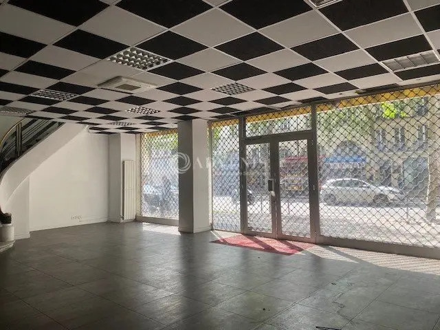 Retail in Paris for lease Interior Photo- Image 1 of 4