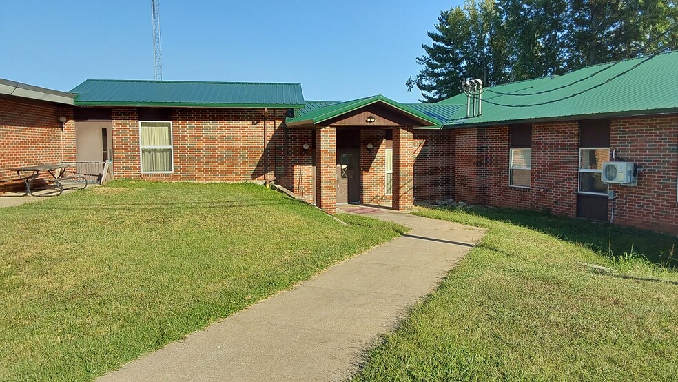 600 Campbell St, Greenfield, MO for sale - Building Photo - Image 3 of 10