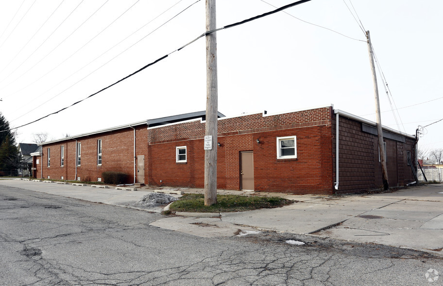 1102 Oak St, Wyandotte, MI for lease - Building Photo - Image 2 of 3