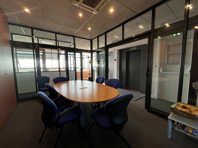 Office in Bordeaux for lease - Building Photo - Image 2 of 10
