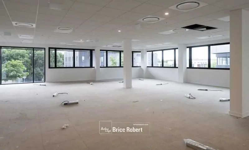 Office in Limonest for lease Interior Photo- Image 1 of 7