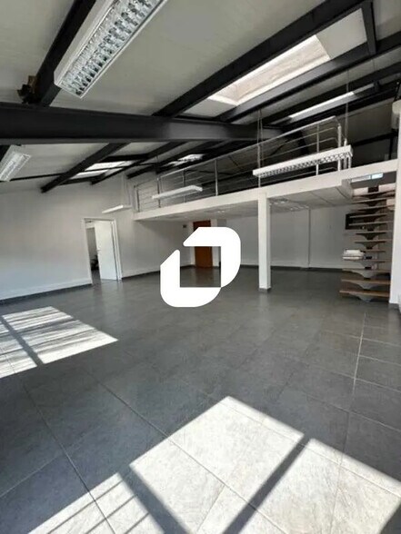 Office in Chambourcy for lease - Building Photo - Image 3 of 16