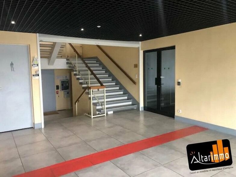 Office in Lucé for lease - Lobby - Image 3 of 6