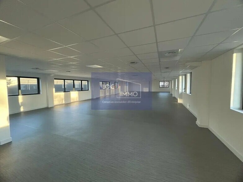 Flex in Gradignan for lease - Interior Photo - Image 3 of 9