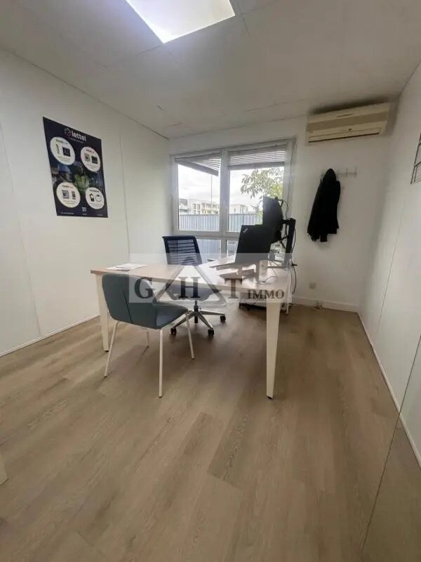 Industrial in Créteil for lease Interior Photo- Image 1 of 12