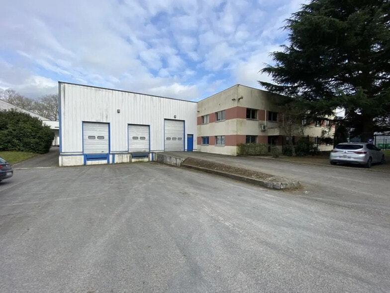 Flex in Lisses for lease - Building Photo - Image 1 of 9