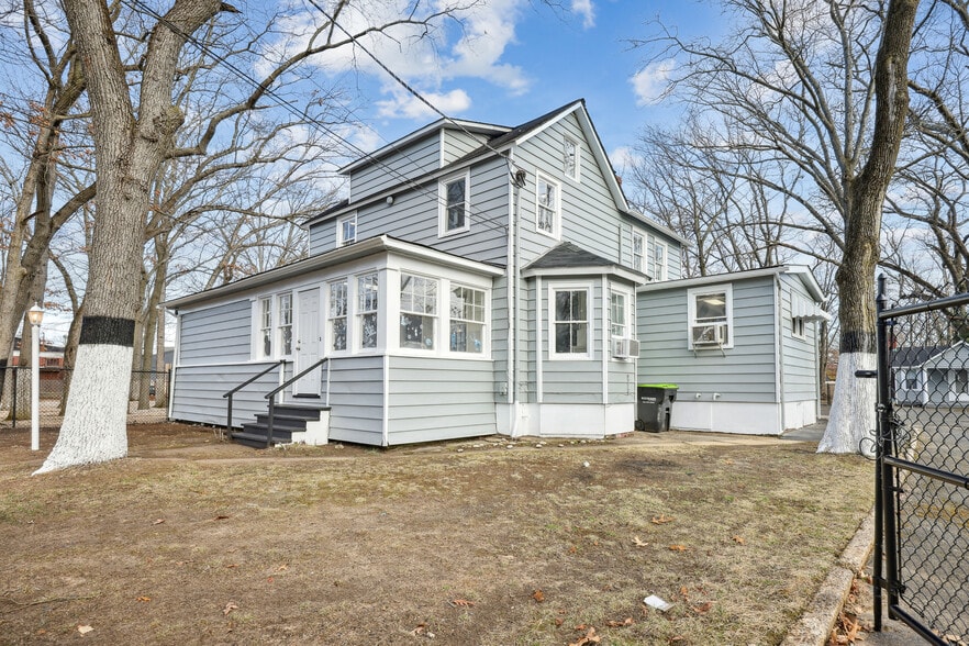 110 Charles St, Old Bridge, NJ for sale - Primary Photo - Image 1 of 1
