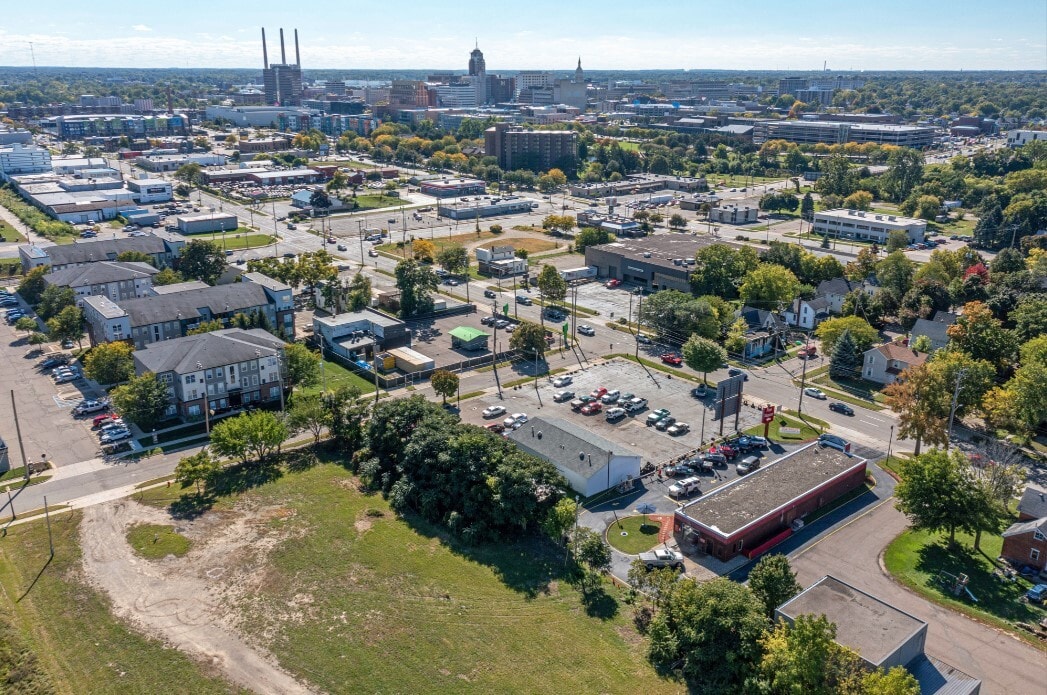 812 N Larch St, Lansing, MI 48906 Lansing Car Wash