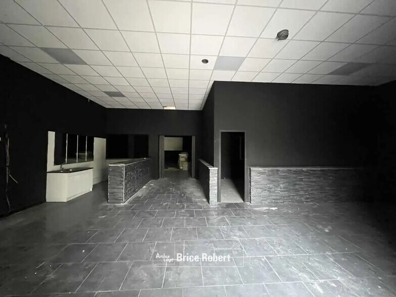 Flex in Chavanoz for lease - Interior Photo - Image 2 of 2