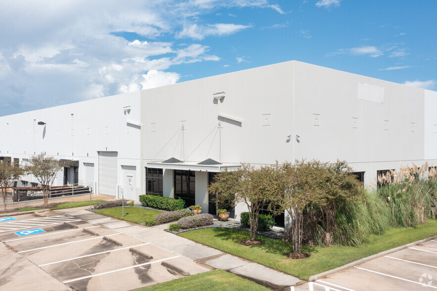 330 Northpark Central Dr, Houston, TX for lease - Building Photo - Image 2 of 4