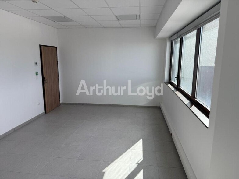 Office in Onnaing for lease - Interior Photo - Image 2 of 5