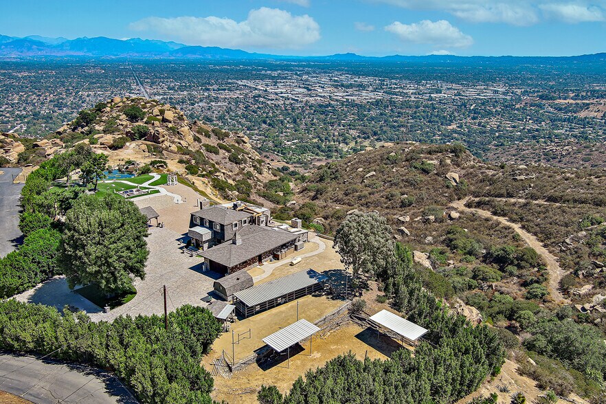 10200 Lilac Ln, Simi Valley, CA for sale - Building Photo - Image 2 of 8