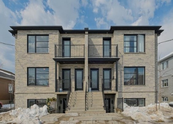 254 - 256 Rue King-Edward, Longueuil, QC for sale Primary Photo- Image 1 of 2