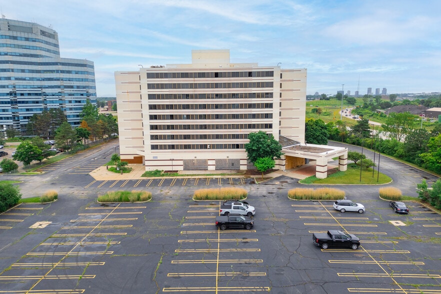 28100 Franklin Rd, Southfield, MI for sale - Building Photo - Image 2 of 34