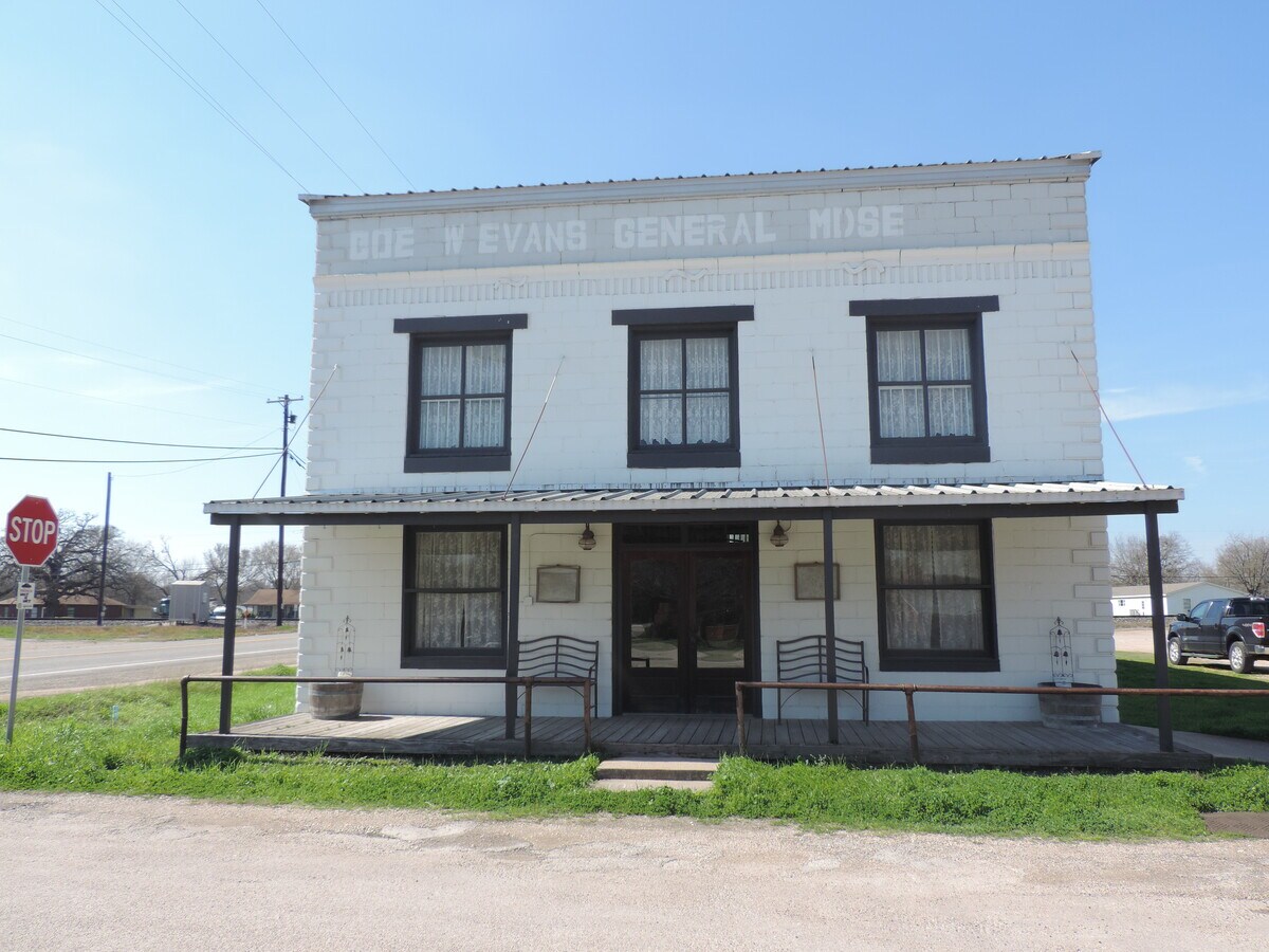 102 N Evans St, Little River Academy, TX 76554