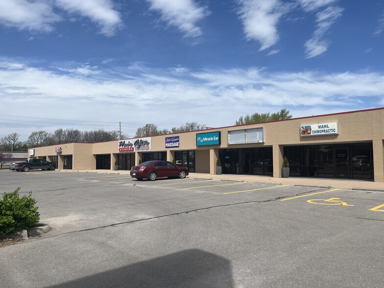 4800 W Maple St, Wichita, KS for lease - Building Photo - Image 1 of 4