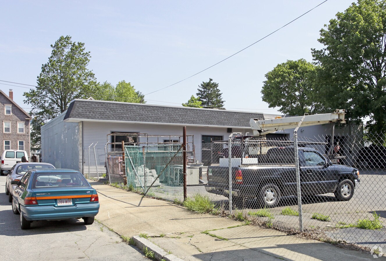 485 Kempton St, New Bedford, MA 02740