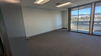 901 Rainier Ave N, Renton, WA for lease Interior Photo- Image 2 of 5