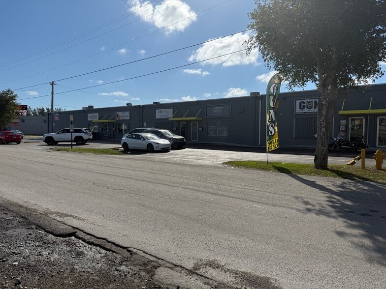 1600-1622 NE 205th Ter, Miami, FL for lease - Building Photo - Image 3 of 14