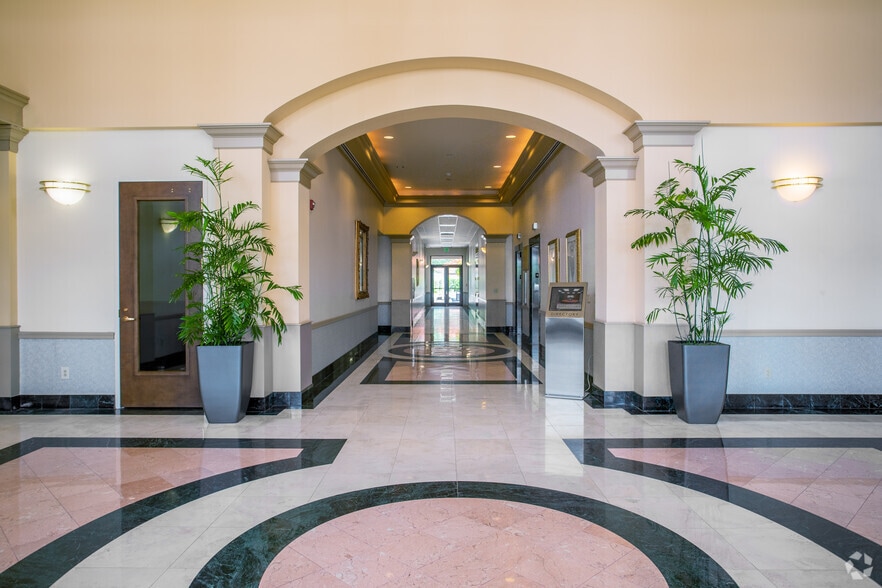 4851 Tamiami Trl N, Naples, FL for lease - Lobby - Image 3 of 7