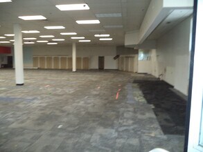 271 Mammoth Rd, Manchester, NH for lease Interior Photo- Image 2 of 14