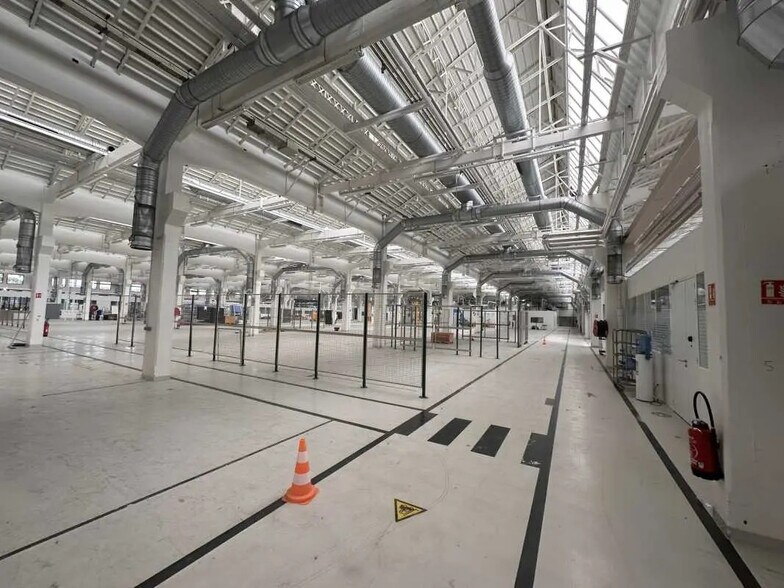 Office in Vénissieux for lease - Building Photo - Image 2 of 15