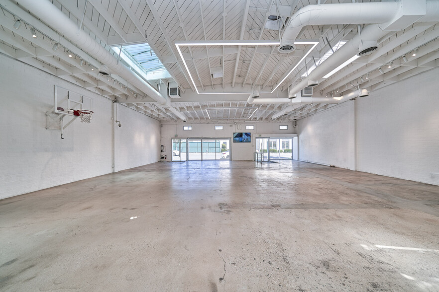 165-171 S Robertson Blvd, Beverly Hills, CA for lease - Interior Photo - Image 2 of 36