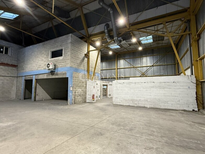 Flex in Noisiel for lease - Interior Photo - Image 1 of 12