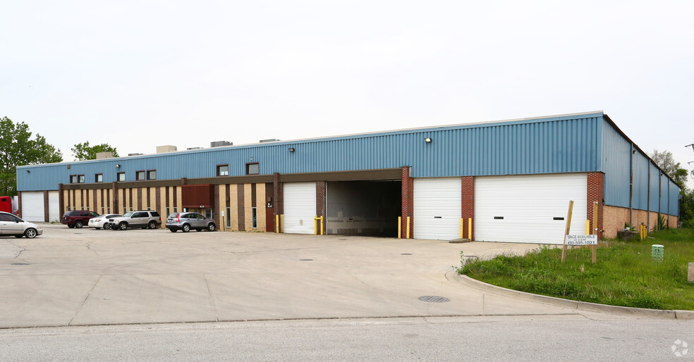 830 Fairway Dr, Bensenville, IL for lease - Primary Photo - Image 1 of 3