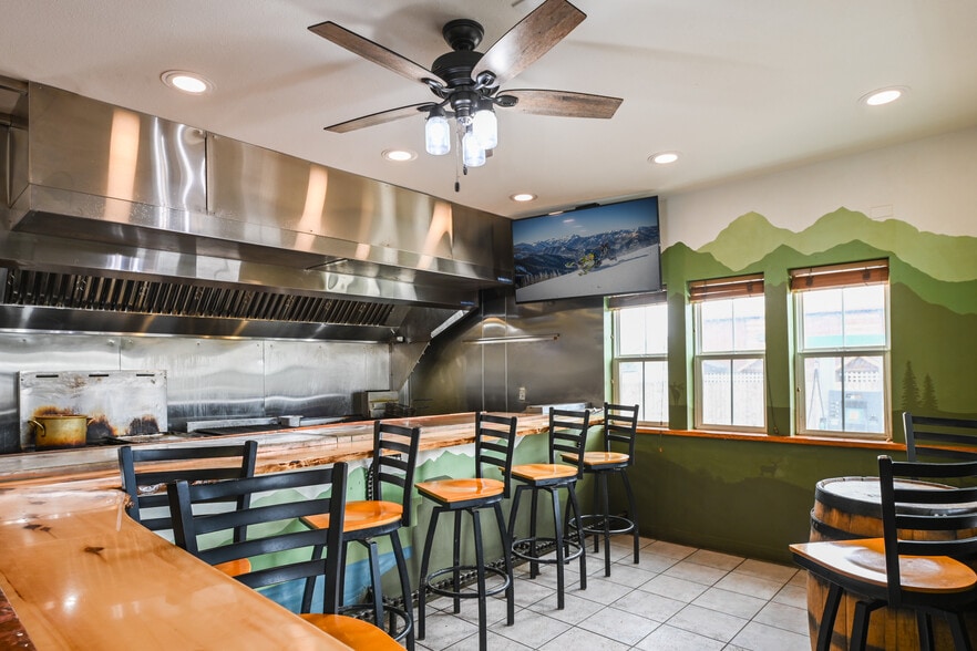 228 Elcho Ave, Crested Butte, CO for sale - Interior Photo - Image 3 of 33