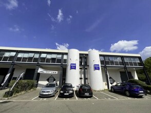 Avenue Georges Politzer, Élancourt for lease Building Photo- Image 1 of 5