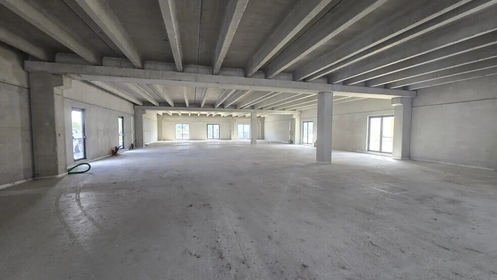 Retail in Cuers for lease - Building Photo - Image 2 of 5