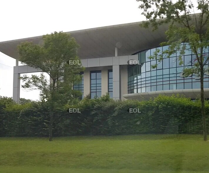 Industrial in Villefontaine for lease - Building Photo - Image 3 of 11