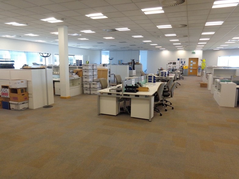 21 Woodhall, Holytown for lease - Interior Photo - Image 3 of 11