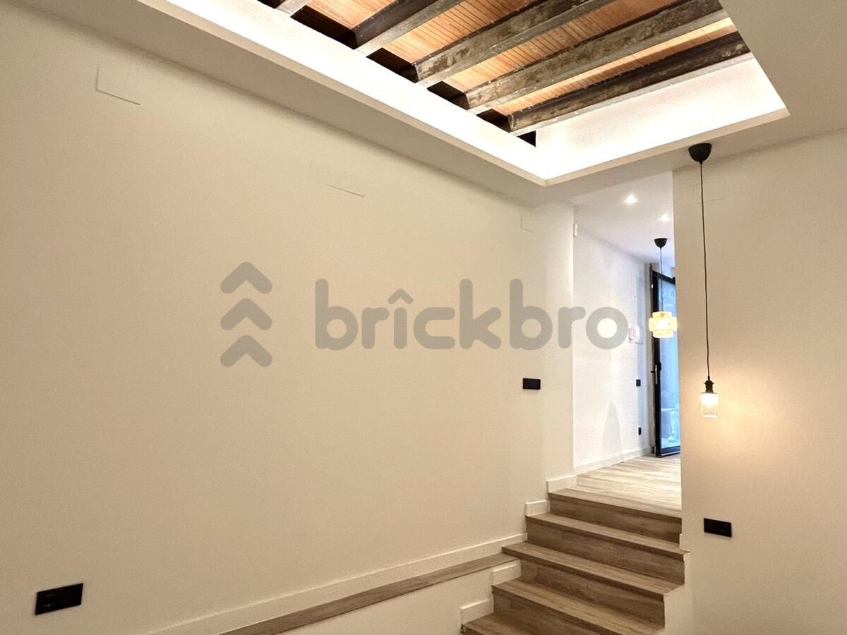 Barcelona, BAR 08003 - Unit - -  - Interior Photo - Image 1 of 32