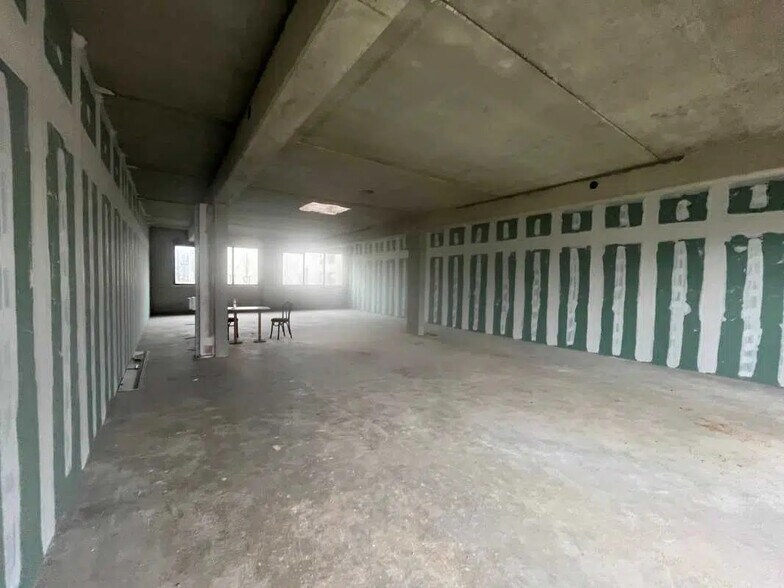 Retail in Bihorel for lease - Interior Photo - Image 2 of 2